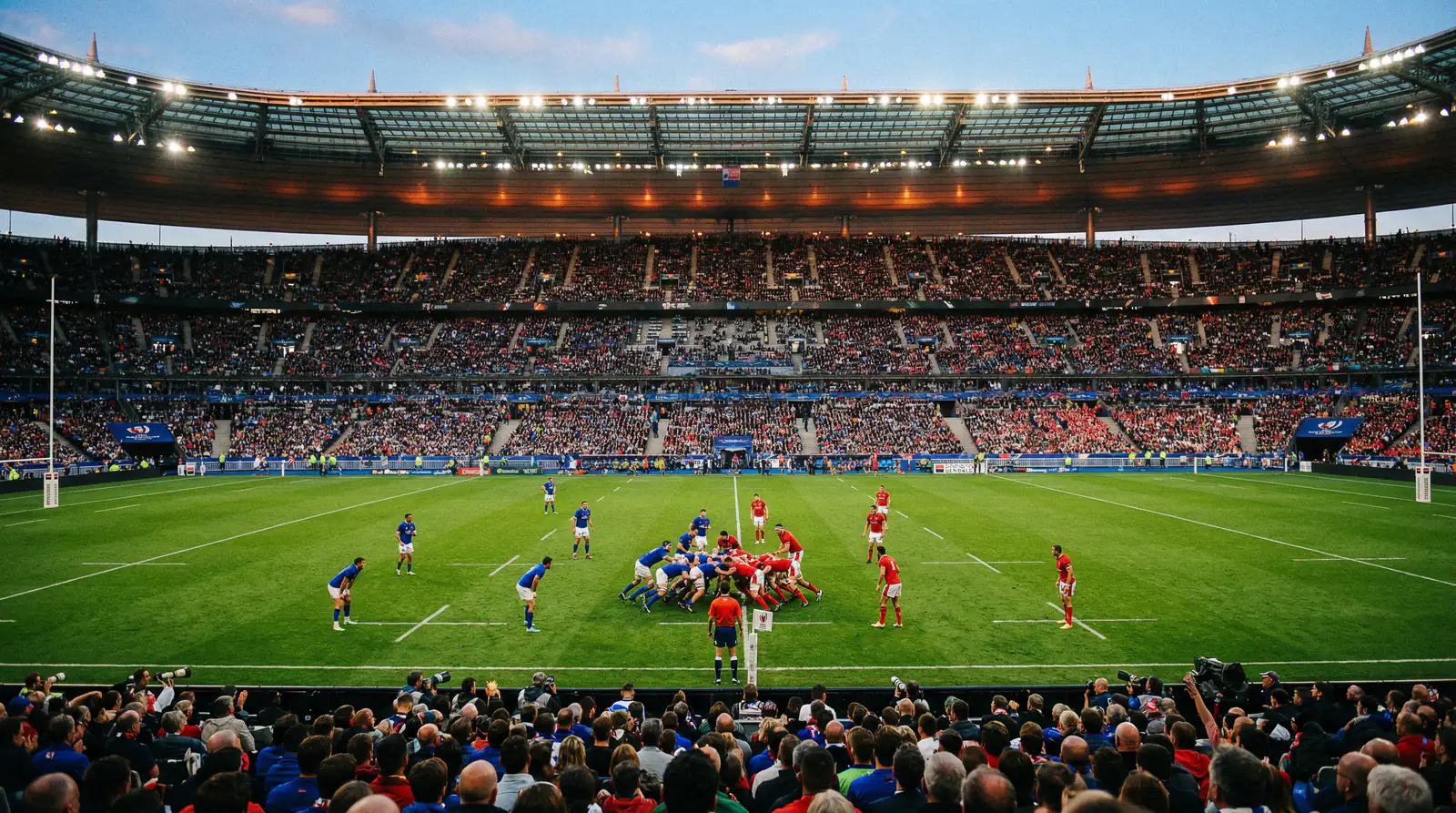 Match de rugby professionnel vu des tribunes avec terrain en herbe