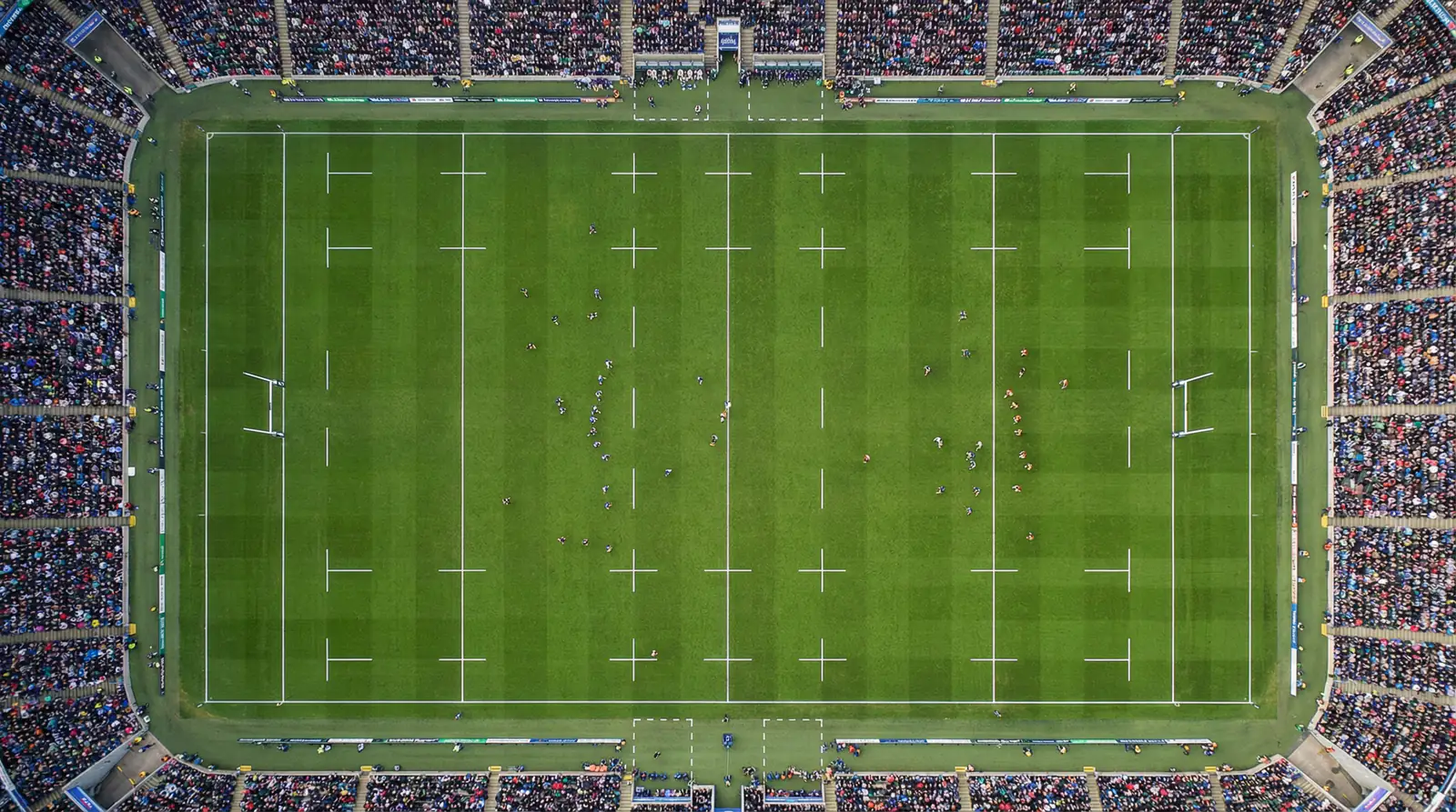 Vue aérienne d'un match de rugby avec les deux équipes sur le terrain