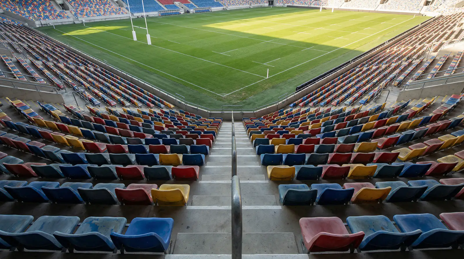 Sièges vides d'un stade de rugby avec vue sur le terrain