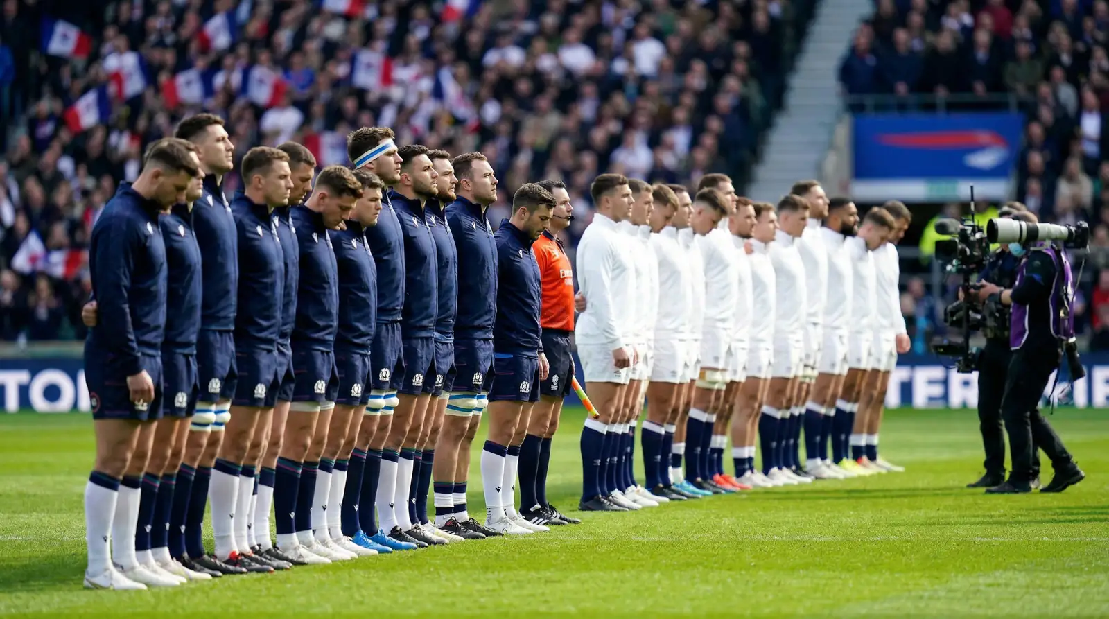 Équipes de rugby alignées avant un match de coupe du monde