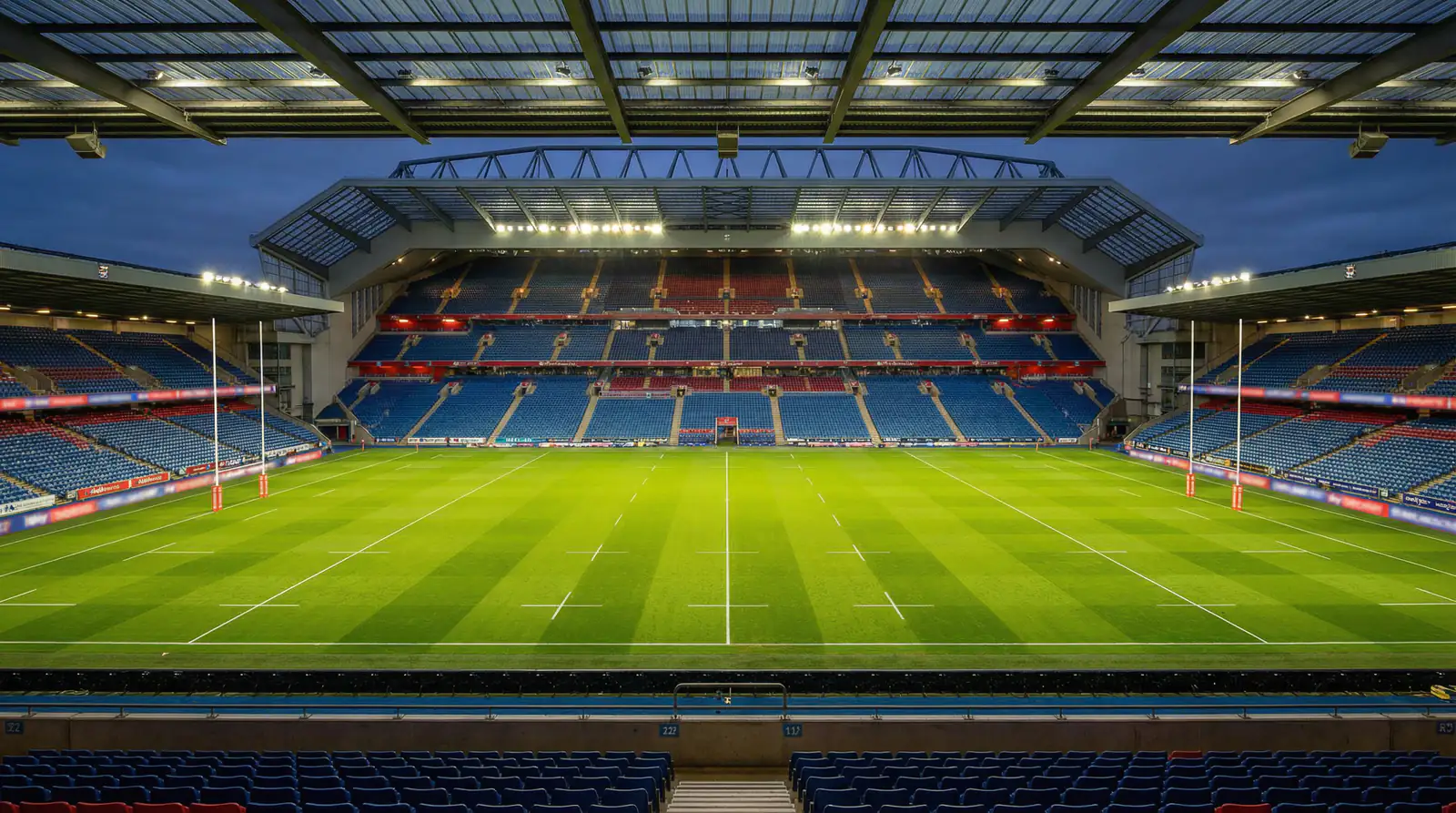 Grand stade de rugby avec terrain en herbe préparé pour un match mondial